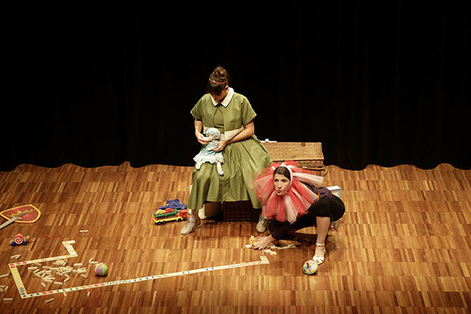 Photo spectacle. une femme joue à la poupée tandis qu'une autre déguisé en lion rugit.