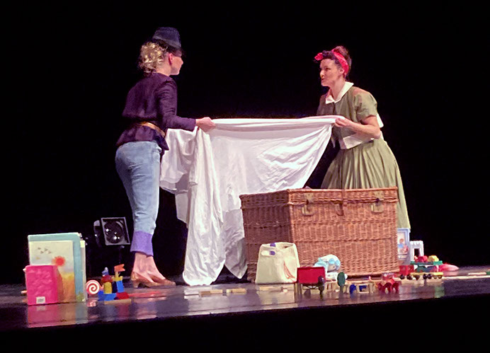 Photo spectacle: deux femmes sur scène, l'une en robe verte, l'autre déguisée en lion.